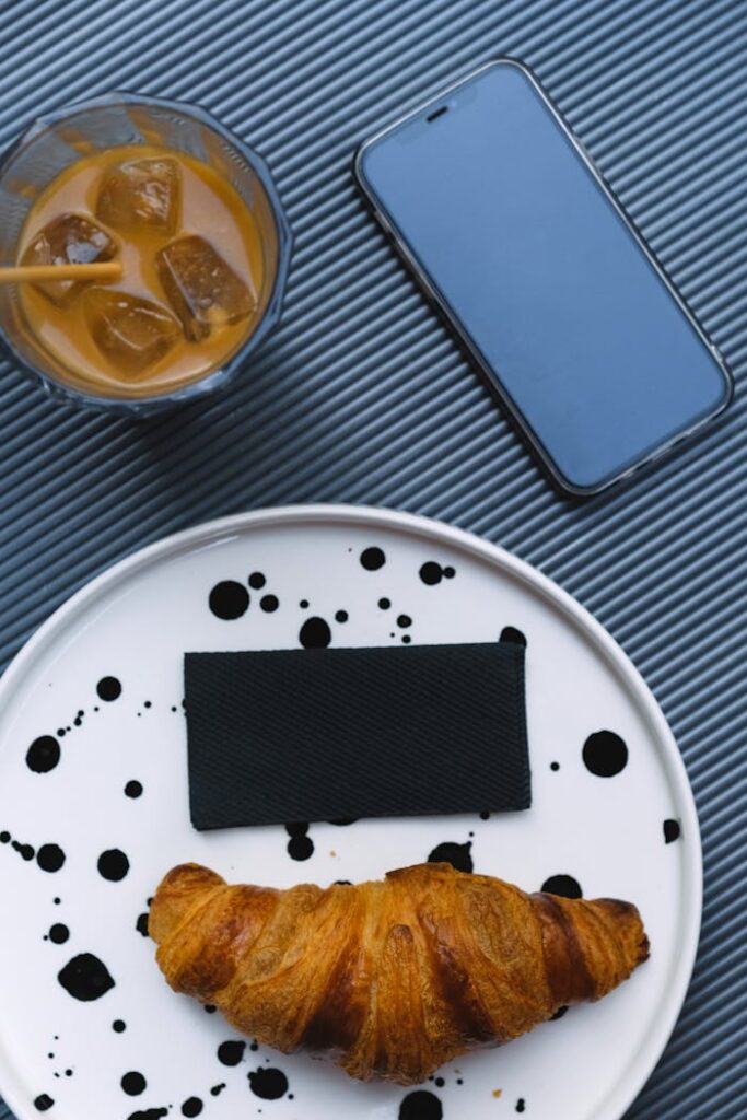un croissant avec un verre de café contenant des glaçons à dakar